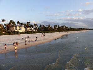 沙滩椅、沙滩毛巾