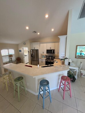 Jääkaappi, mikroaaltouuni, uuni, liesi