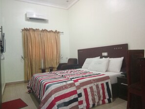 Habitación individual exclusiva, 1 cama de matrimonio | Escritorio y ropa de cama