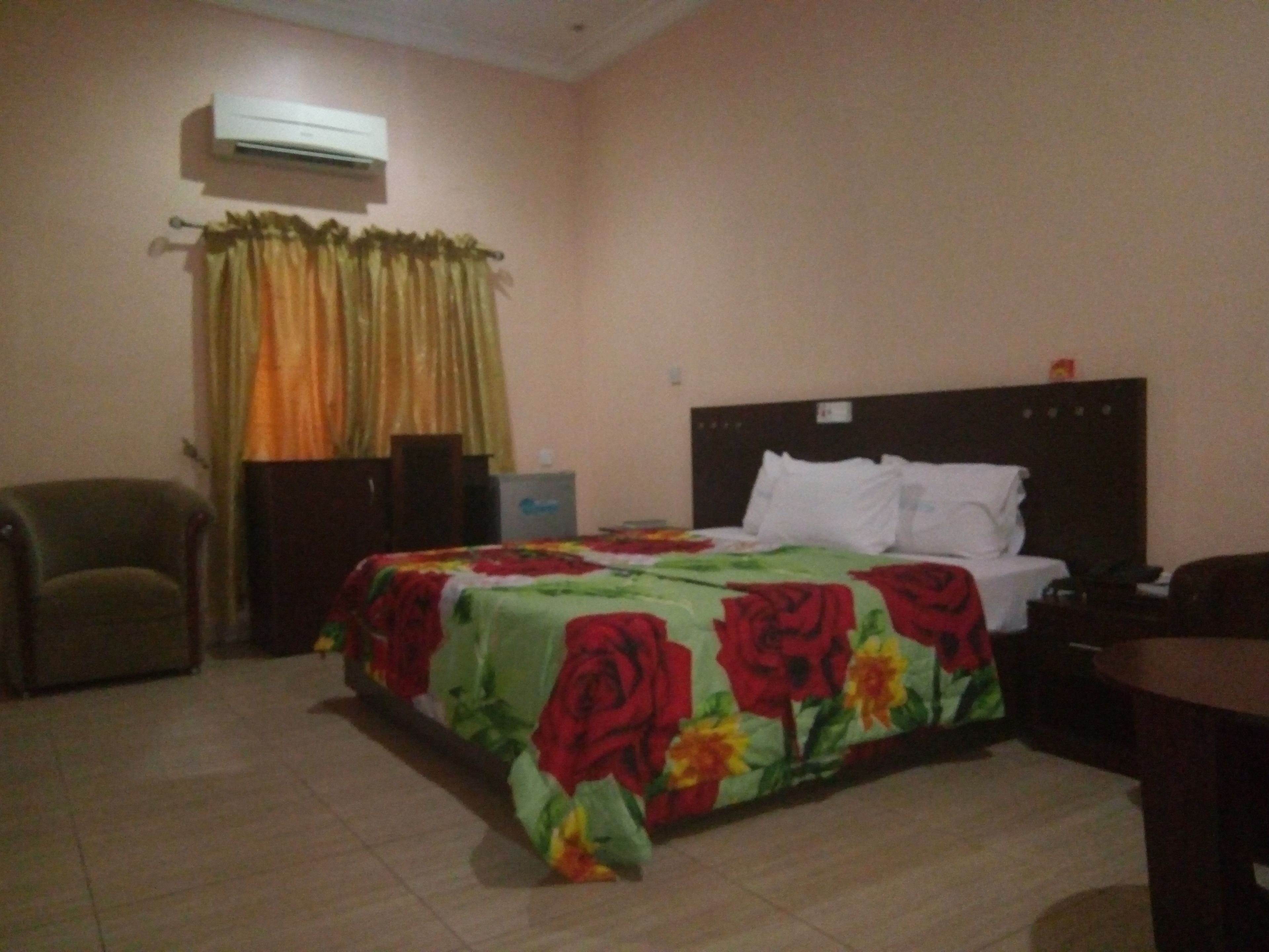 Exclusive Suite (Mini) | Desk, bed sheets