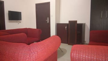 Exclusive Suite (Mini) | Desk, bed sheets