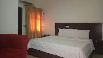 Exclusive Suite | Desk, bed sheets