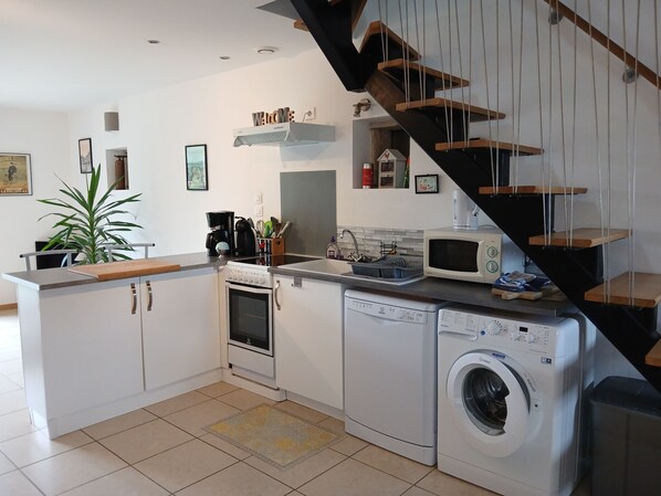 Réfrigérateur, micro-ondes, four, plaque de cuisson