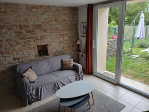 TV connectée, lecteur de DVD, livres