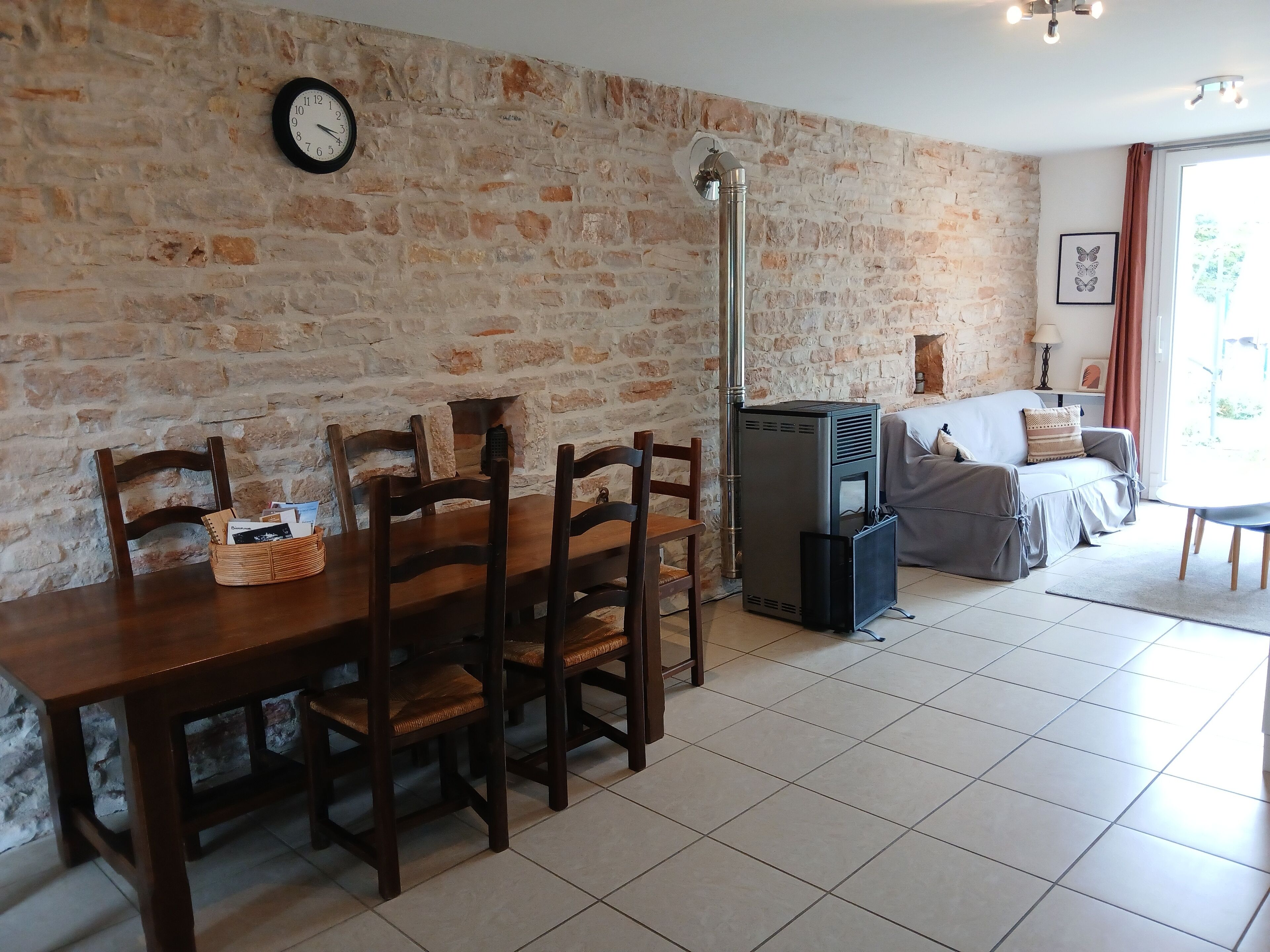 スマートテレビ、DVD プレーヤー、書庫