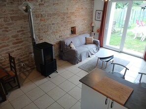 TV connectée, lecteur de DVD, livres