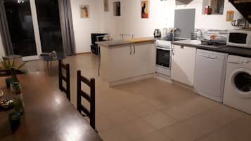 Een koelkast, een microgolfoven, een oven, een kookplaat