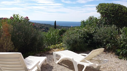 Ground Flor Appartement avec vue sur la mer et jardin  