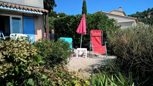 Ground Flor Appartement avec vue sur la mer et jardin  