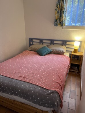 1 dormitorio, tabla de planchar con plancha, wifi y ropa de cama