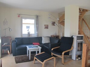 Fernseher, Kamin, DVD-Player, Bücher