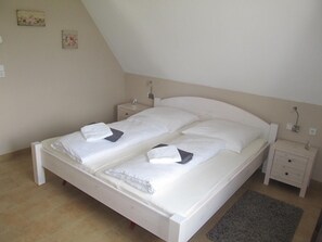 2 bedrooms, iron/ironing board, free WiFi, bed sheets