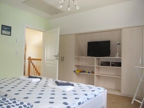 2 bedrooms, iron/ironing board, free WiFi, bed sheets - u with direct lagoon views. Only a stone's throw v Baltic Sea beach. (Breege)