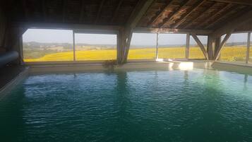 Een verwarmd zwembad