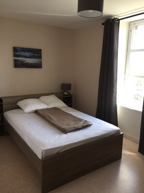 3 bedrooms, desk, soundproofing, iron/ironing board - Auberge de la Tour Bar Restaurant Grocery (Freycenet-la-Tour)