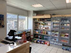 Gift shop - Auberge de la Tour Bar Restaurant Grocery (Freycenet-la-Tour)
