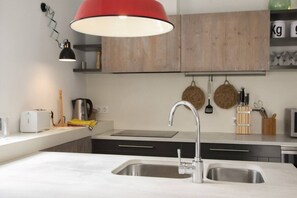 Køleskab, mikrobølgeovn, ovn, kogeplade