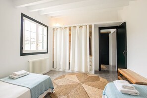 4 dormitoris, escriptori, planxa i posts de planxar i wifi gratuïta 