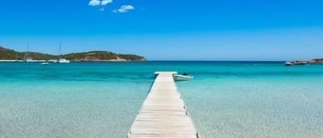 Plage à proximité, chaises longues