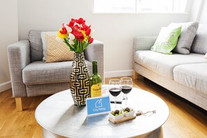 Books, offices - Gorgeous and bright one bedroom in trendy Chelsea (London)