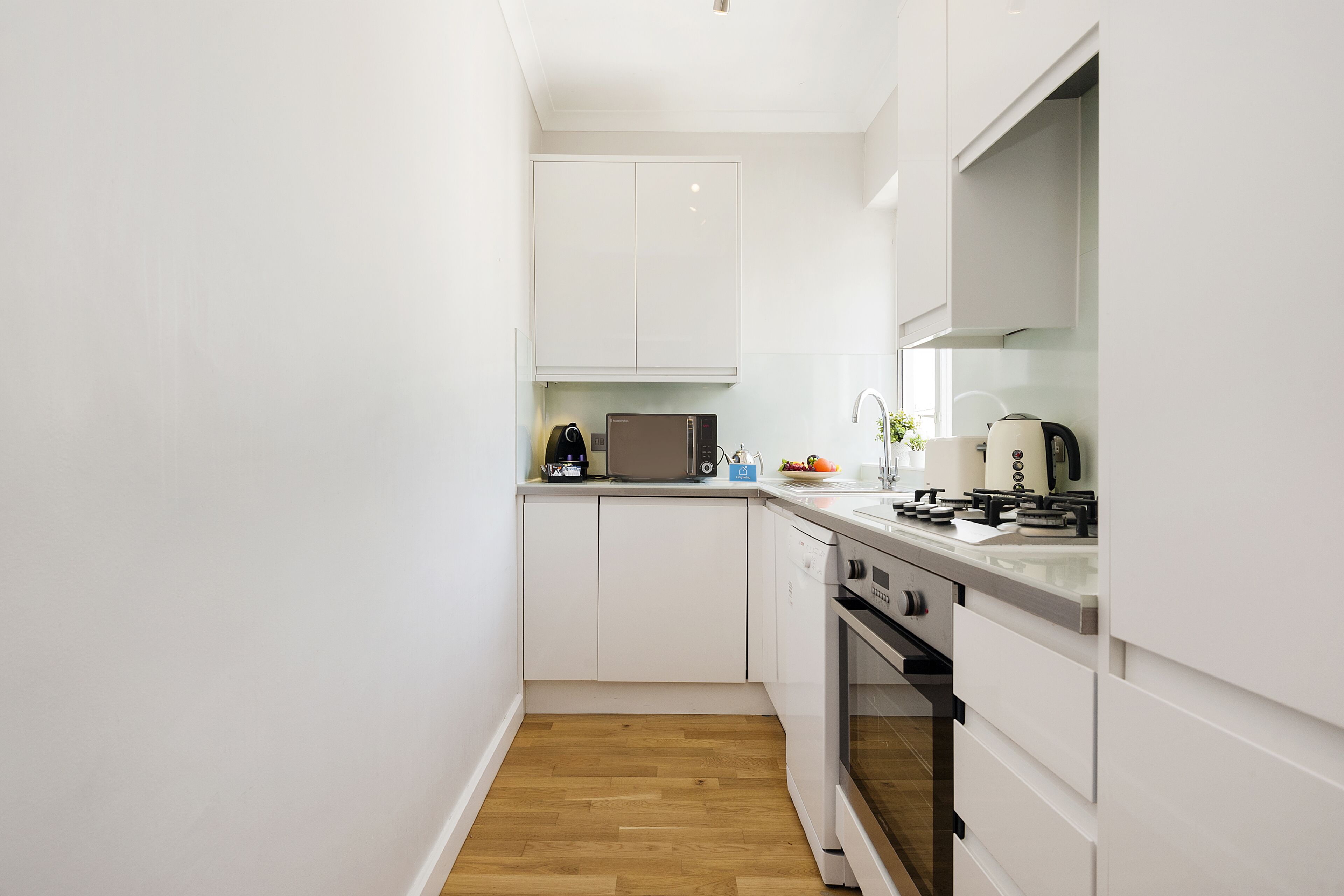 ثلاجة، ميكروويف، فرن، موقد طهي مسطح