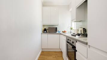 Køleskab, mikrobølgeovn, ovn, kogeplade