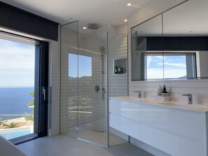 Badekar, hårføner, håndklær og såpe