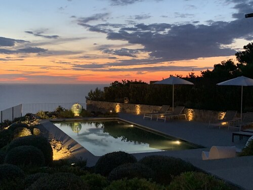 *STUNNING LUXURY HOME WITH SEA, MOUNTAIN & SUNSET VIEWS