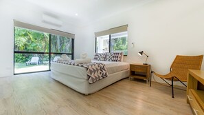 4 bedrooms, iron/ironing board, WiFi, bed sheets - Beach pool sun and peace (Port Douglas)