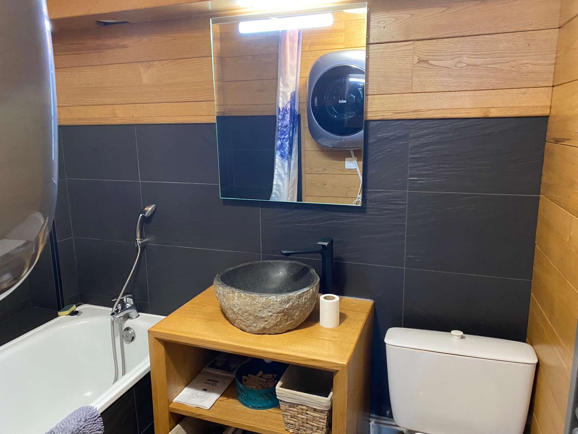 Baignoire, sèche-cheveux, serviettes fournies