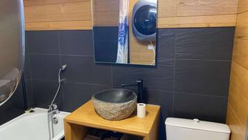 Baignoire, sĂšche-cheveux, serviettes fournies