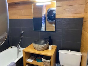 Baignoire, sèche-cheveux, serviettes fournies