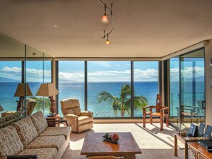 Smart-tv, een dvd-speler, boeken en een stereo