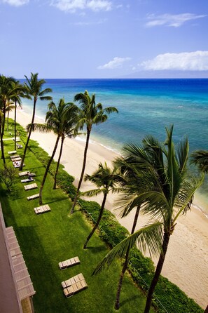 Sulla spiaggia, lettini da mare, teli da spiaggia