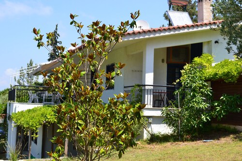 Eristäytynyt 1. 8 hehtaarin puutarha-huvila, yksinomaiseen käyttöön upeilla näkymillä.