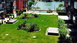 Un bâtiment moderne doté d’une cour intérieure, d’une vue sur la rivière et d’une piscine.