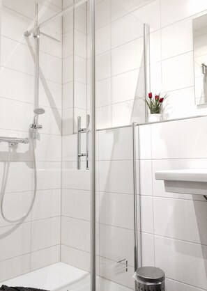 Combined shower/bathtub, hair dryer