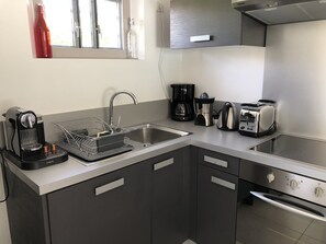 Réfrigérateur, four à micro-ondes, un four, surface de cuisson