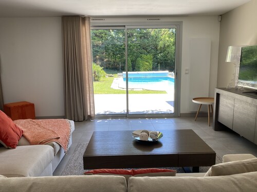 LARGE AIR-CONDITIONED SINGLE-STOREY LOFT, GARDEN, PRIVATE SWIMMING POOL, QUIET LOCATION IN LUBERON