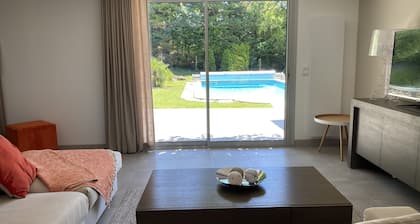 LARGE AIR-CONDITIONED SINGLE-STOREY LOFT, GARDEN, PRIVATE SWIMMING POOL, QUIET LOCATION IN LUBERON
