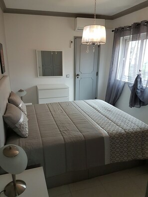 4 bedrooms, in-room safe, iron/ironing board, Internet