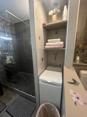 Douche, sèche-cheveux, serviettes fournies