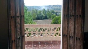 An open wooden door leading to a balcony with a view of a rural landscape. - Casa Rural Los Morales, private pool, free WiFi, BBQ, 5km from Ronda. (Ronda)