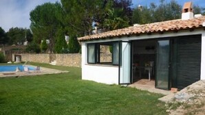 A house with a swimming pool, a covered patio, and a stone wall. - Casa Rural Los Morales, private pool, free WiFi, BBQ, 5km from Ronda. (Ronda)
