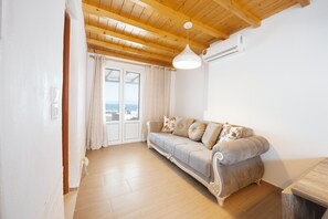 Smart TV - Stay in the Heart of Mikonos City with amazing view in Garden Suite Natasa (Mikonos)