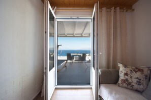 Smart TV - Stay in the Heart of Mikonos City with amazing view in Garden Suite Natasa (Mikonos)