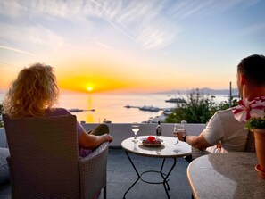 Outdoor dining - Stay in the Heart of Mikonos City with amazing view in Garden Suite Natasa (Mikonos)