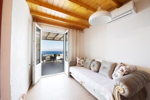 Smart TV - Stay in the Heart of Mikonos City with amazing view in Garden Suite Natasa (Mikonos)