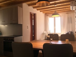 Réfrigérateur, four, plaque de cuisson, cafetière/bouilloire