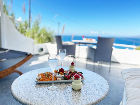 Outdoor dining - Stay in the Heart of Mikonos City with amazing view in Garden Suite Natasa (Mikonos)